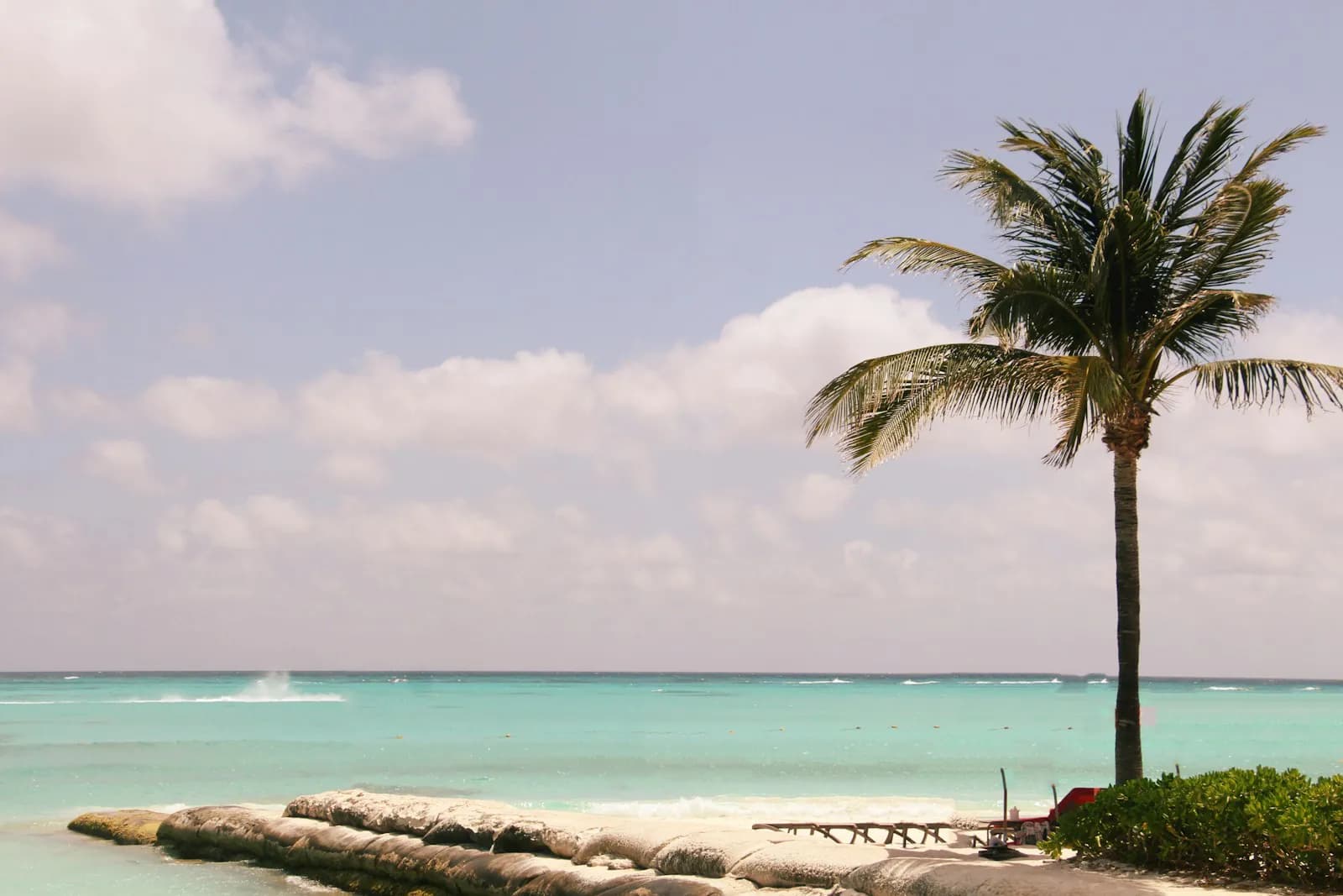 Agua turquesa del Caribe que define la experiencia en yate en Cancún