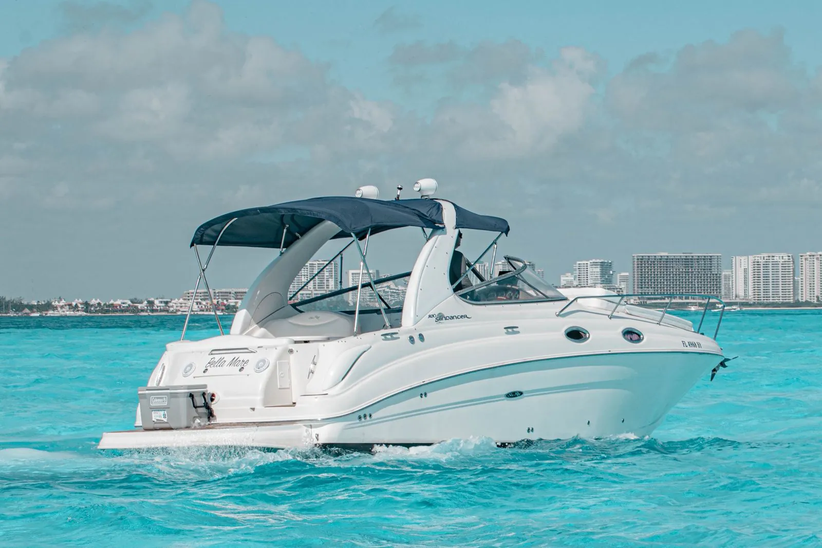 Un día en yate con la costa de Cancún cerca y el mar abierto