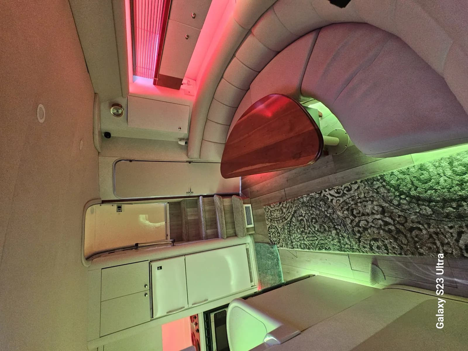 Ambiente festivo en cabina para celebraciones a bordo