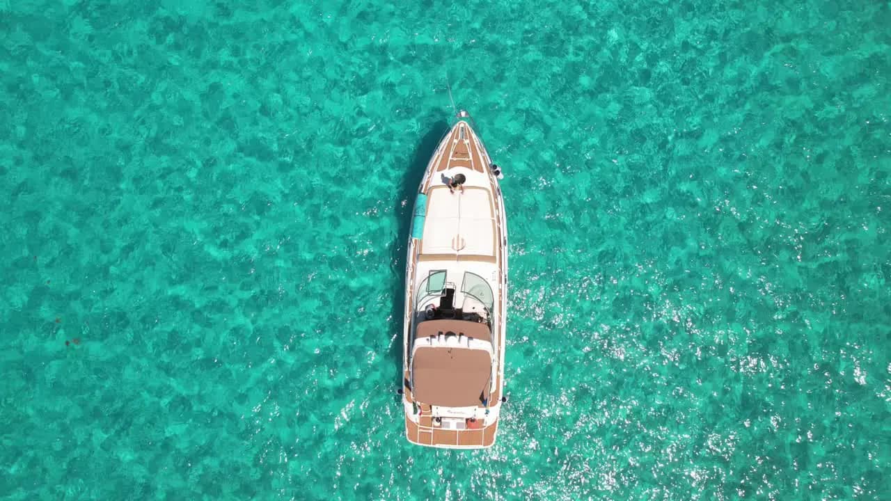 Agua cristalina ideal para nadar y navegar sin prisa