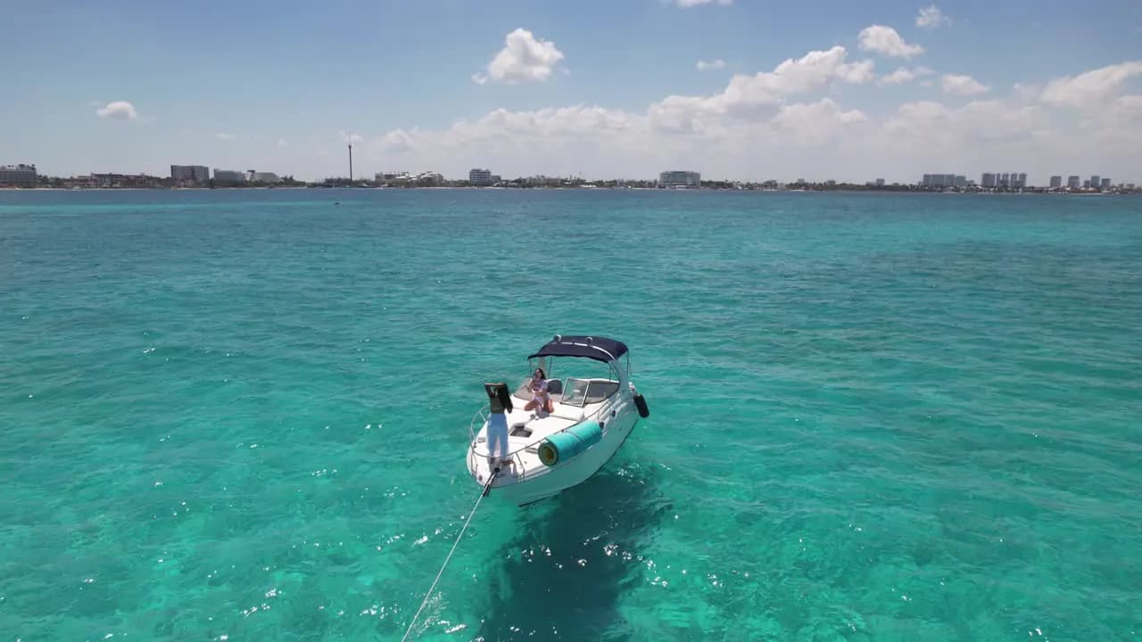 El primer tramo de un día privado en yate dejando Cancún atrás