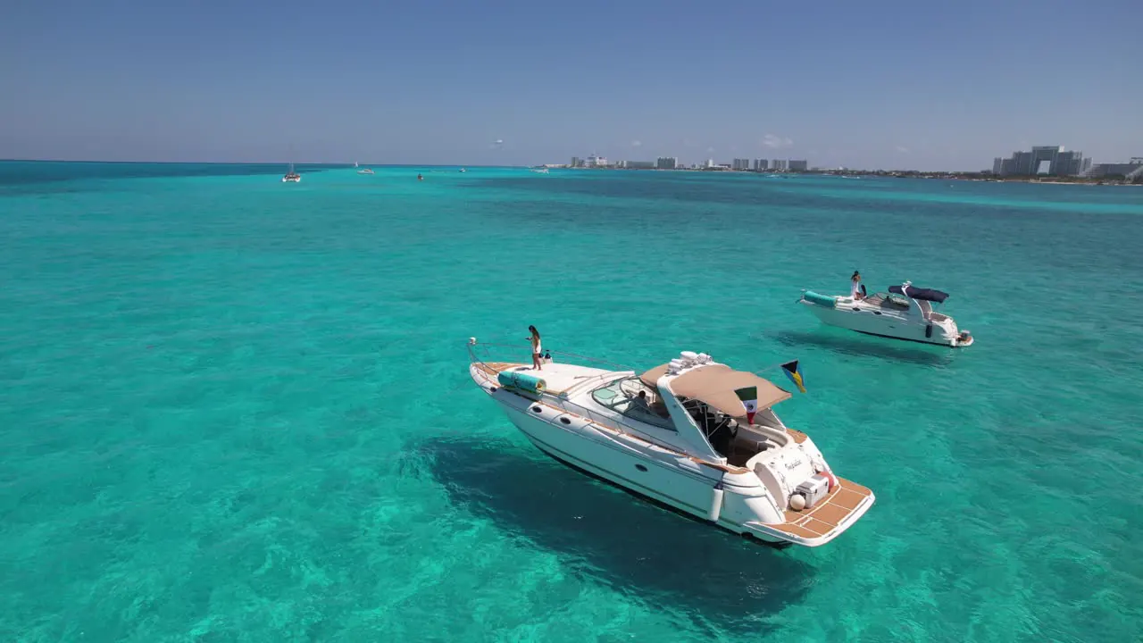 Un adelanto cinematográfico navegando por el agua turquesa de Cancún