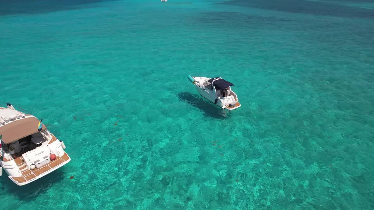 Un yate cruzando el azul Caribe con espacio para celebrar a bordo