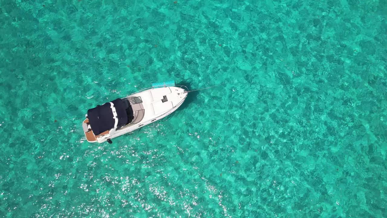 Un yate privado en el centro de un mar turquesa ininterrumpido