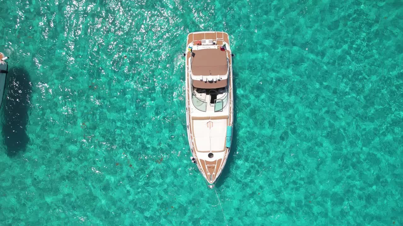 Un momento de yate privado fondeado en agua cristalina del Caribe