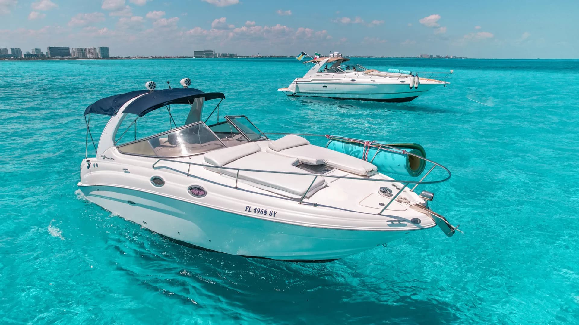 Yate de lujo navegando en aguas turquesa del Caribe en Cancún